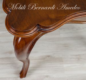 Tavolo realizzato in noce stile barocco con gambe curve e piano sagomato